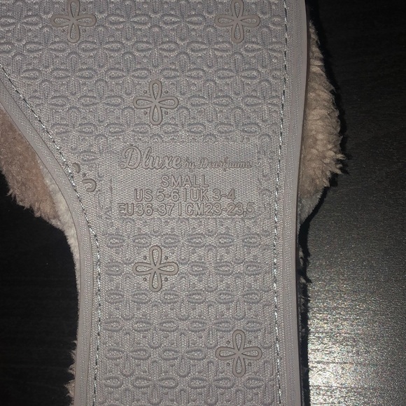 Dluxe by Dearfoams slippers. US size small 5-6. - Picture 5 of 5